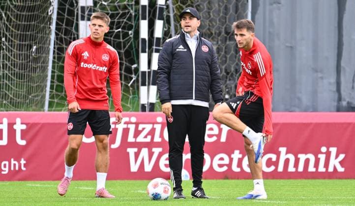 24.09.2025 - Fussball - 2. Fussball - Bundesliga - Saison 2025 2026 - 1. FC Nürnberg Nuernberg FCN ( Club ) - Training - Sportfoto Zink - xwoxzix - Finn Ole Becker (25, 1. FC Nürnberg FCN ) Jens Bauer ( Co-Trainer 1. FC Nürnberg FCN ) Adam Markhiev (6, 1. FC Nürnberg FCN )