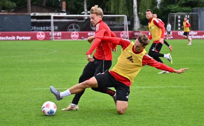 24.09.2025 - Fussball - 2. Fussball - Bundesliga - Saison 2025 2026 - 1. FC Nürnberg Nuernberg FCN ( Club ) - Training - Sportfoto Zink - xwoxzix - Tim Janisch (32, 1. FC Nürnberg FCN ) Moritz Wiezorrek (17, 1. FC Nürnberg FCN II )