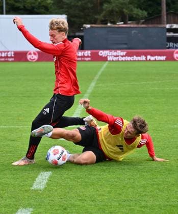 24.09.2025 - Fussball - 2. Fussball - Bundesliga - Saison 2025 2026 - 1. FC Nürnberg Nuernberg FCN ( Club ) - Training - Sportfoto Zink - xwoxzix - Tim Janisch (32, 1. FC Nürnberg FCN ) Moritz Wiezorrek (17, 1. FC Nürnberg FCN II )