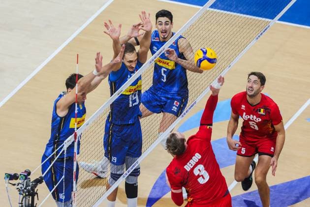(250924) -- PASAY CITY, Sept. 24, 2025 -- Sam Deroo (front R) and Pieter Coolman (back R) of Belgium compete during the quarterfinal match between Italy and Belgium at the FIVB Men s World Championship, WM, Weltmeisterschaft 2025 in Pasay City, the Philippines, Sept. 24, 2025. ) (SP)PHILIPPINES-PASAY CITY-VOLLEYBALL-FIVB MEN S WORLD CHAMPIONSHIP 2025-ITA VS BEL RouellexUmali 