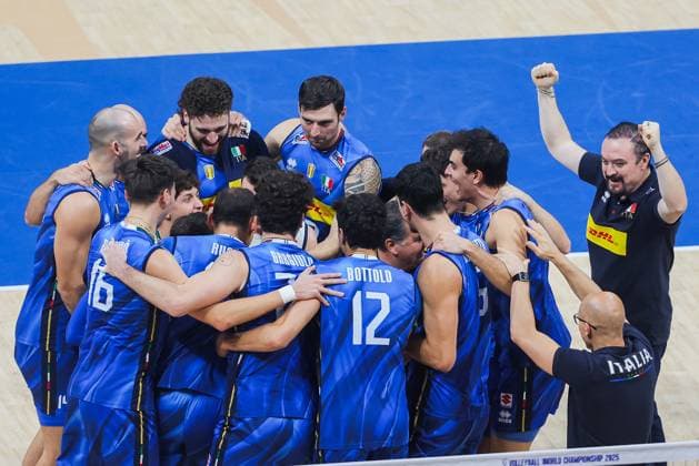 (250924) -- PASAY CITY, Sept. 24, 2025 -- Players of Italy celebrate winning the quarterfinal match between Italy and Belgium at the FIVB Men s World Championship, WM, Weltmeisterschaft 2025 in Pasay City, the Philippines, Sept. 24, 2025. ) (SP)PHILIPPINES-PASAY CITY-VOLLEYBALL-FIVB MEN S WORLD CHAMPIONSHIP 2025-ITA VS BEL RouellexUmali 