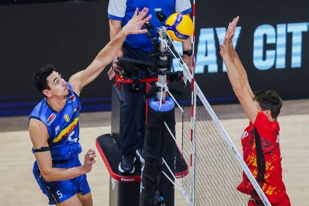 (250924) -- PASAY CITY, Sept. 24, 2025 -- Alessandro Michieletto (L) of Italy competes during the quarterfinal match between Italy and Belgium at the FIVB Men s World Championship, WM, Weltmeisterschaft 2025 in Pasay City, the Philippines, Sept. 24, 2025. ) (SP)PHILIPPINES-PASAY CITY-VOLLEYBALL-FIVB MEN S WORLD CHAMPIONSHIP 2025-ITA VS BEL RouellexUmali 