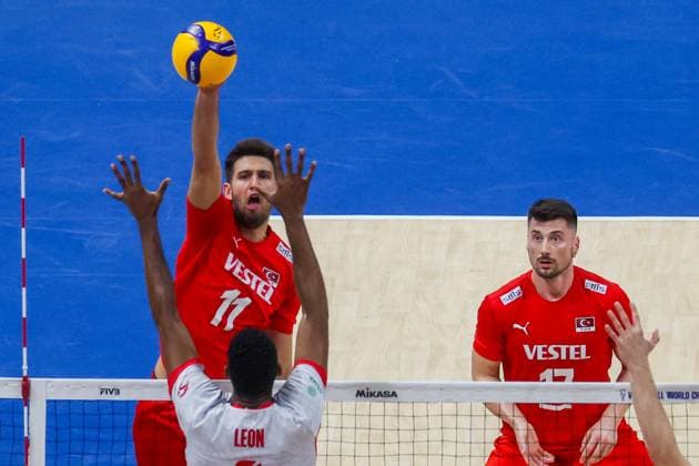 Turkiye v Poland - Men s Volleyball World Championship, WM, Weltmeisterschaft 2025 METRO MANILA, PHILIPPINES - SEPTEMBER 24: Mirza Lagumdzija (11), and Murat Yenipazar (17) of Turkiye in action during the FIVB Volleyball Men s World Championship quarter finals between Turkiye and Poland at the Mall of Asia Arena, in Pasay City, Metro Manila, Philippines, on September 24, 2025. Daniel Ceng Anadolu Metro Manila Philippines. Editorial use only. Please get in touch for any other usage.  Copyright: x2025xAnadoluxDanielxCengx