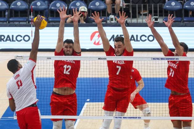 Turkiye v Poland - Men s Volleyball World Championship, WM, Weltmeisterschaft 2025 METRO MANILA, PHILIPPINES - SEPTEMBER 24: Leon of Poland in action against Adis Lagumdzija (L), Bedirhan Bulbul and Mirza Lagumdzija of Turkiye during quarter finals between Turkiye and Poland, in the FIVB Volleyball Men s World Championship, at the Mall of Asia Arena, in Pasay City, Metro Manila, Philippines, on September 24, 2025. Daniel Ceng Anadolu Manila Philippines. Editorial use only. Please get in touch for any other usage. Copyright: x2025xAnadoluxDanielxCengx