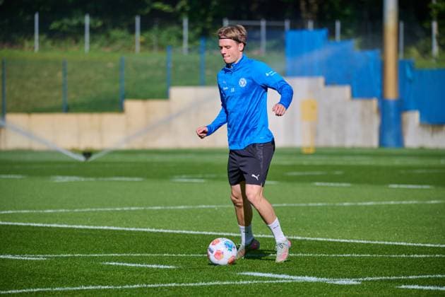 24.09.2025, Fußball, Herren, 2.BL, Saison 2025 2026, Training Holstein Kiel Jonas Therkelsen Kiel, Projensdorf Projensdorf, Trainigsplatz, Kuns Schleswig-Holstein Deutschland