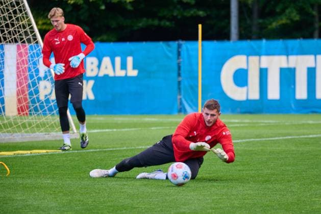 24.09.2025, Fußball, Herren, 2.BL, Saison 2025 2026, Training Holstein Kiel Timon Weiner mit einer Parade Kiel, Projensdorf Projensdorf, Trainigsplatz, Kuns Schleswig-Holstein Deutschland