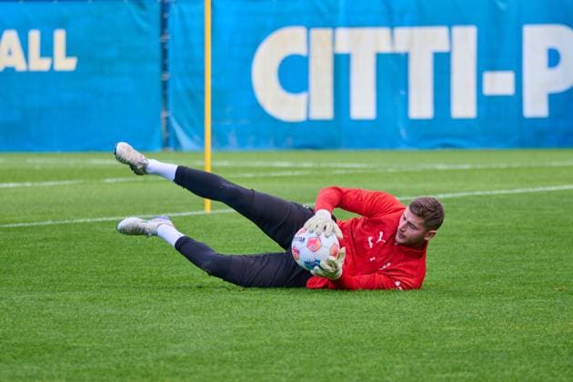 24.09.2025, Fußball, Herren, 2.BL, Saison 2025 2026, Training Holstein Kiel Timon Weiner mit einer Parade Kiel, Projensdorf Projensdorf, Trainigsplatz, Kuns Schleswig-Holstein Deutschland