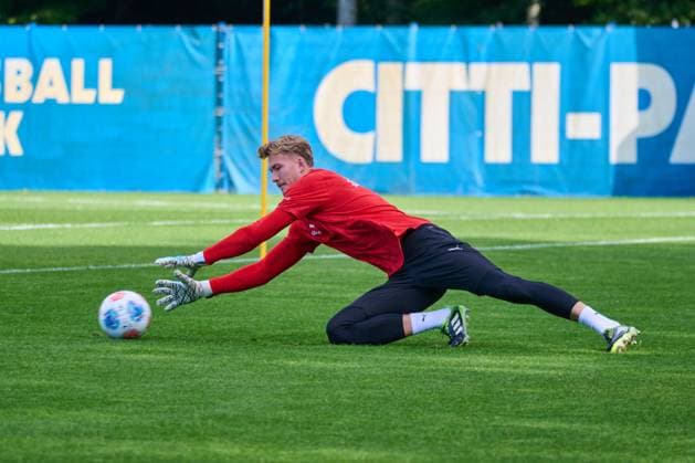 24.09.2025, Fußball, Herren, 2.BL, Saison 2025 2026, Training Holstein Kiel Torwart Jonas Krumrey mit einer Parade Kiel, Projensdorf Projensdorf, Trainigsplatz, Kuns Schleswig-Holstein Deutschland