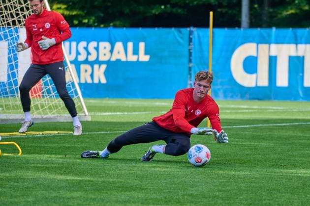 24.09.2025, Fußball, Herren, 2.BL, Saison 2025 2026, Training Holstein Kiel Torwart Jonas Krumrey mit einer Parade Kiel, Projensdorf Projensdorf, Trainigsplatz, Kuns Schleswig-Holstein Deutschland