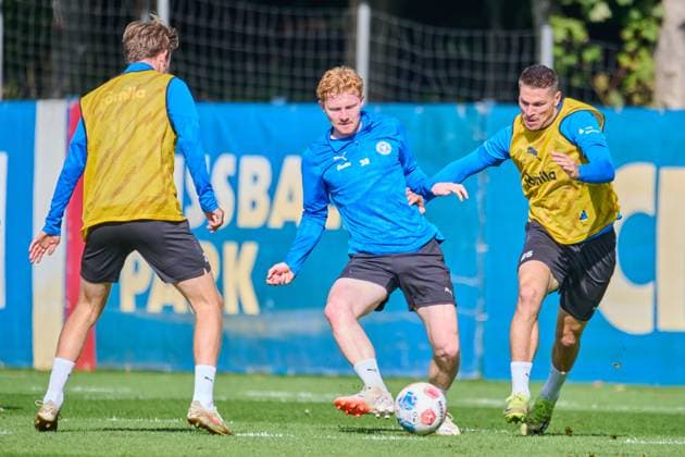 24.09.2025, Fußball, Herren, 2.BL, Saison 2025 2026, Training Holstein Kiel Robert Wagner gegen Magnus Knudsen (li.) und Marcus Müller Kiel, Projensdorf Projensdorf, Trainigsplatz, Kuns Schleswig-Holstein Deutschland