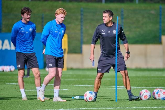 24.09.2025, Fußball, Herren, 2.BL, Saison 2025 2026, Training Holstein Kiel Trainer Marcel Rapp mit Robert Wagner (mite) und Magnus Knudsen Kiel, Projensdorf Projensdorf, Trainigsplatz, Kuns Schleswig-Holstein Deutschland