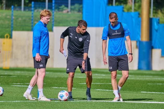24.09.2025, Fußball, Herren, 2.BL, Saison 2025 2026, Training Holstein Kiel Trainer Marcel Rapp mit Robert Wagner und Ivan Nekic (re.) Kiel, Projensdorf Projensdorf, Trainigsplatz, Kuns Schleswig-Holstein Deutschland