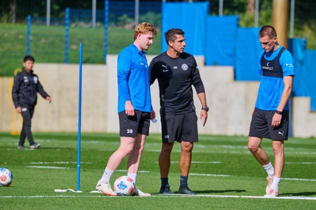 24.09.2025, Fußball, Herren, 2.BL, Saison 2025 2026, Training Holstein Kiel Trainer Marcel Rapp mit Robert Wagner und Ivan Nekic (re.) Kiel, Projensdorf Projensdorf, Trainigsplatz, Kuns Schleswig-Holstein Deutschland