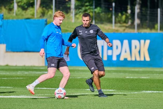 24.09.2025, Fußball, Herren, 2.BL, Saison 2025 2026, Training Holstein Kiel Trainer Marcel Rapp mit Robert Wagner Kiel, Projensdorf Projensdorf, Trainigsplatz, Kuns Schleswig-Holstein Deutschland
