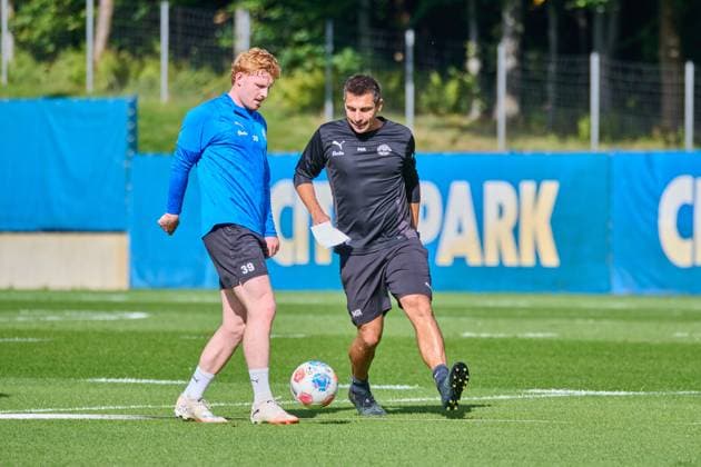 24.09.2025, Fußball, Herren, 2.BL, Saison 2025 2026, Training Holstein Kiel Trainer Marcel Rapp mit Robert Wagner Kiel, Projensdorf Projensdorf, Trainigsplatz, Kuns Schleswig-Holstein Deutschland