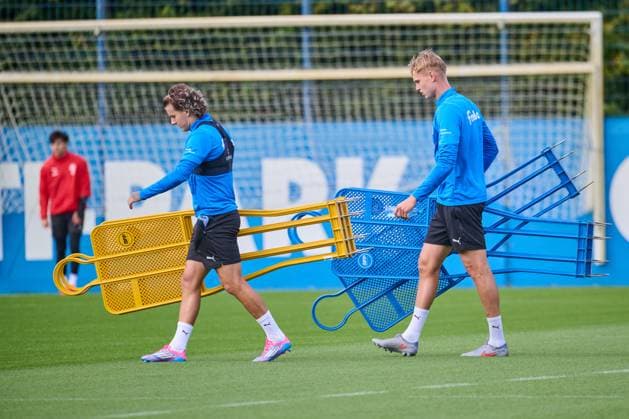 24.09.2025, Fußball, Herren, 2.BL, Saison 2025 2026, Training Holstein Kiel John Tolkin (li.) und Kasper Davidsen verlassen vorzeitig den Platz Kiel, Projensdorf Projensdorf, Trainigsplatz, Kuns Schleswig-Holstein Deutschland