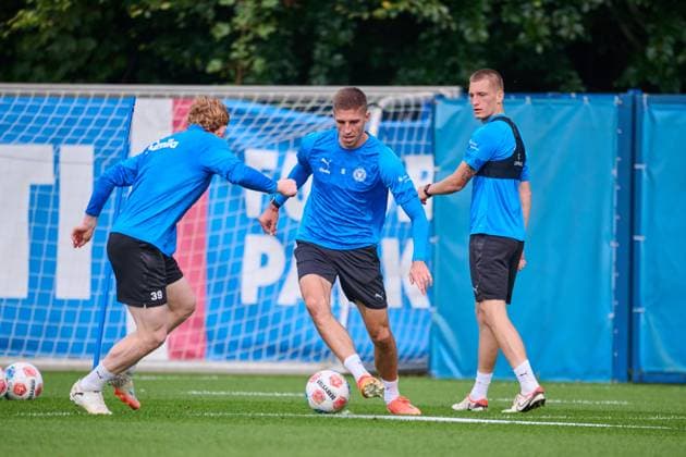 24.09.2025, Fußball, Herren, 2.BL, Saison 2025 2026, Training Holstein Kiel Marko Ivezic (am Ball) gegen Robert Wagner Kiel, Projensdorf Projensdorf, Trainigsplatz, Kuns Schleswig-Holstein Deutschland