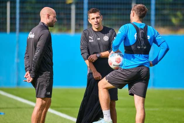 24.09.2025, Fußball, Herren, 2.BL, Saison 2025 2026, Training Holstein Kiel Trainer Marcel Rapp mit Marco Komenda Kiel, Projensdorf Projensdorf, Trainigsplatz, Kuns Schleswig-Holstein Deutschland