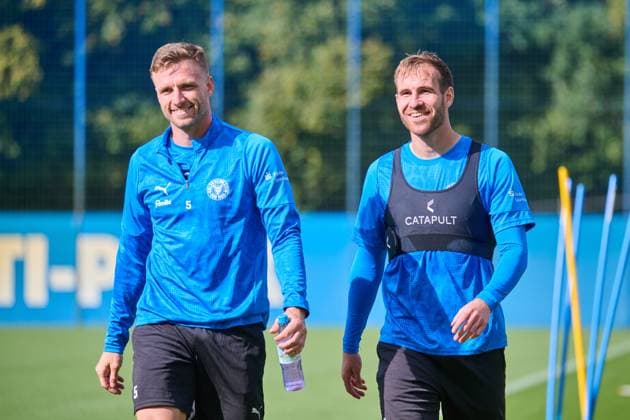 24.09.2025, Fußball, Herren, 2.BL, Saison 2025 2026, Training Holstein Kiel Carl Johansson (li.) mit Marco Komenda Kiel, Projensdorf Projensdorf, Trainigsplatz, Kuns Schleswig-Holstein Deutschland