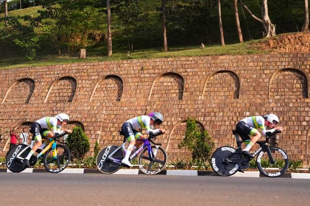 2025 UCI Road World Championships Picture by Zac Williams SWpix.com - 24 09 2025 - Cycling - 2025 UCI Road World Championships - Kigali Convention Centre, Kigali, Rwanda - Team Time Trial Mixed Relay - Brodie Chapman (Australia), Amanda Spratt (Australia), Felicity Wilson-Haffenden (Australia) Copyright: x xSWpix.comx(t axPhotographyxHubxLtd)xZacxWilliams SWpix.comx SWP-3030-6480