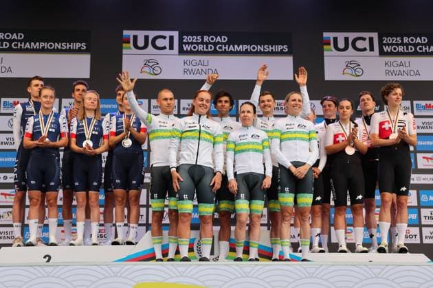 2025 UCI Road World Championships Picture by Alex Whitehead SWpix.com - 24 09 2025 - Cycling - 2025 UCI Road World Championships - Kigali Convention Centre, Kigali, Rwanda - Team Time Trial Mixed Relay Podium - Felicity Wilson-Haffenden, Amanda Spratt, Brodie Chapman, Jay Vine, Lucas Plapp, Michael Matthews (Australia) receiving the Gold Medal to become World Champion with Maeva Squiban, Juliette Labous, Cedrine Kerbaol, Pavel Sivakov, Paul Seixas, Bruno Armirail (France) receiving the Silver Medal and Noemi Ruegg, Marlen Reusser, Jasmin Liechti, Mauro Schmid, Stefan Kung, Jan Christen (Switzerland) receiving the Bronze Medal Copyright: x xSWpix.comx(t axPhotographyxHubxLtd)xAlexxWhitehead SWpix.comx SWP-3030-6506