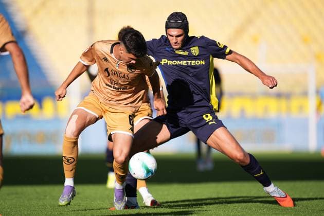 Spezia s Fellipe Jack fights for the ball with Parma s Mateo Pellegrino Casalanguida during the round of 32 Frecciarossa Italian Cup 2025 2026 soccer match between Parma and Spezia at Ennio Tardini Stadium in Parma, North Italy, Wednesday, September 24, 2025. Soccer  Copyright: xMassimoxPaolone LaPressex