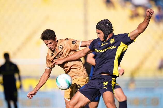 Parma s Mateo Pellegrino Casalanguida fights for the ball with Spezia s Andrea Cistana during the round of 32 Frecciarossa Italian Cup 2025 2026 soccer match between Parma and Spezia at Ennio Tardini Stadium in Parma, North Italy, Wednesday, September 24, 2025. Soccer  Copyright: xMassimoxPaolone LaPressex