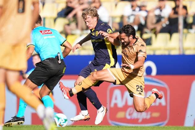 Parma s Oliver Sorensen Jensen fights for the ball with Spezia s Francesco Cassata during the round of 32 Frecciarossa Italian Cup 2025 2026 soccer match between Parma and Spezia at Ennio Tardini Stadium in Parma, North Italy, Wednesday, September 24, 2025. Soccer  Copyright: xMassimoxPaolone LaPressex