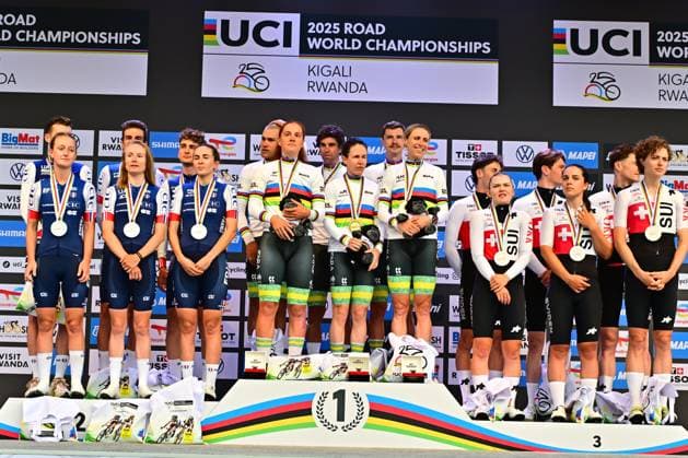 Siegerehrung Mixed-Team-Staffel Straßen-WM 2025 Ruanda Siegerehrung Mixed-Team-Staffel (Mixed Relay TTT) Australien Gold: MATTHEWS Michael, PLAPP Lucas, VINE Jay, CHAPMAN Brodie, SPRATT Amanda, WILSON-HAFFENDEN Felicity, Silber Frankreich: ARMIRAIL Bruno, SEIXAS Paul, SIVAKOV Pavel, KERBAOL Cedrine, LABOUS Juliette, SQUIBAN Maeva Bronze Schweiz: CHRISTEN Jan, KÜNG Stefan, SCHMID Mauro, LIECHTI Jasmin, REUSSER Marlen, RUEGG Noemi Straßen-Weltmeisterschaft im Radsport 2025 Road World Championships 2025 UCI Cycling WM 41,8 km Kigali, Ruanda, World Championships WE - ITT (WC). 24.09.2025