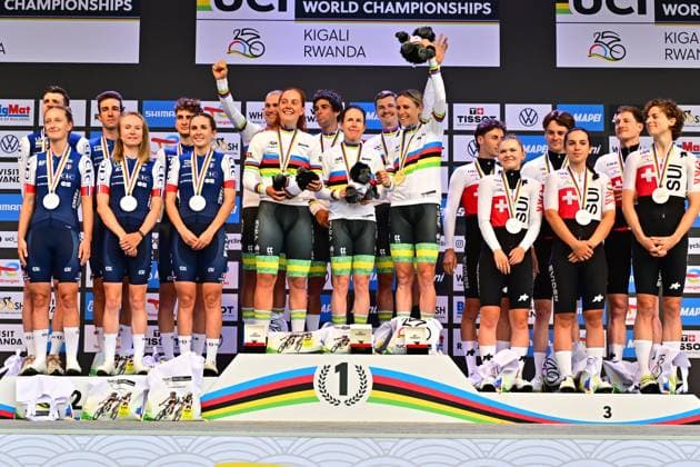 Siegerehrung Mixed-Team-Staffel Straßen-WM 2025 Ruanda Siegerehrung Mixed-Team-Staffel (Mixed Relay TTT) Australien Gold: MATTHEWS Michael, PLAPP Lucas, VINE Jay, CHAPMAN Brodie, SPRATT Amanda, WILSON-HAFFENDEN Felicity, Silber Frankreich: ARMIRAIL Bruno, SEIXAS Paul, SIVAKOV Pavel, KERBAOL Cedrine, LABOUS Juliette, SQUIBAN Maeva Bronze Schweiz: CHRISTEN Jan, KÜNG Stefan, SCHMID Mauro, LIECHTI Jasmin, REUSSER Marlen, RUEGG Noemi Straßen-Weltmeisterschaft im Radsport 2025 Road World Championships 2025 UCI Cycling WM 41,8 km Kigali, Ruanda, World Championships WE - ITT (WC). 24.09.2025
