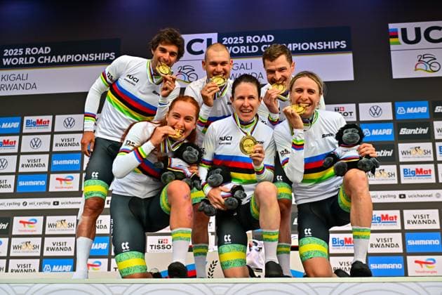 Australien Mixed-Team-Staffel Straßen-WM 2025 Ruanda Australien Siegerehrung MATTHEWS Michael, PLAPP Lucas, VINE Jay, CHAPMAN Brodie, SPRATT Amanda, WILSON-HAFFENDEN Felicity, Australien, Australia Mixed-Team-Staffel (Mixed Relay TTT) Straßen-Weltmeisterschaft im Radsport 2025 Road World Championships 2025 UCI Cycling WM 41,8 km Kigali, Ruanda, World Championships WE - ITT (WC). 24.09.2025