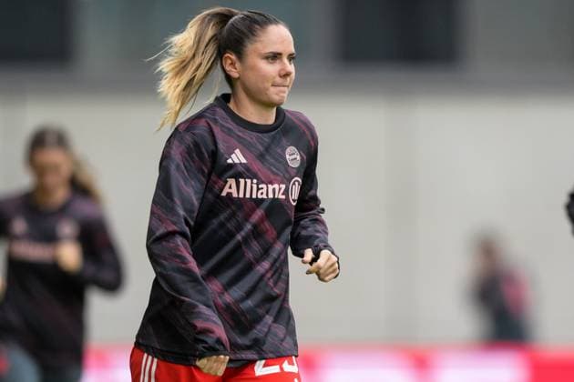Fußball, Google Pixel Frauen Bundesliga, 20250923, FC Bayern München - SC Freiburg. Im Bild Sarah ZADRAZIL (Bayern, 25) Aufwärmen Portrait Oberkörper halbe Figur angeschnittenes Einzelmotiv. München FC Bayern Campus Bayern Deutschland Copyright: Passion2Press MarkusxFischerx