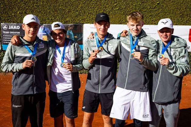 2. Platz: Baden-Württemberg - Gymnasium Englisches Institut Heidelberg, Jugend trainiert für Olympia - Herbstfinale Tennis 2025, Berlin, TC 1899 Blau-Weiss Berlin e.V., 24.09.2025, Copyright: xClaudioxGärtnerx