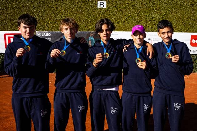 1. Platz: Hamburg - Stadtteilschule Alter Teichweg Hamburg, Jugend trainiert für Olympia - Herbstfinale Tennis 2025, Berlin, TC 1899 Blau-Weiss Berlin e.V., 24.09.2025, Copyright: xClaudioxGärtnerx