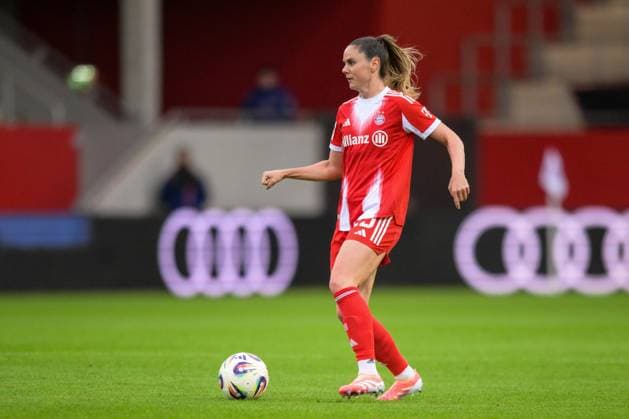 Fußball, Google Pixel Frauen Bundesliga, 20250923, FC Bayern München - SC Freiburg. Im Bild Sarah ZADRAZIL (Bayern, 25) Dribbling Ball Portrait Ganzkörper ganze volle Figur. München FC Bayern Campus Bayern Deutschland Copyright: Passion2Press MarkusxFischerx