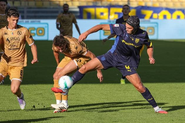 Parma s Mateo Pellegrino fights for the ball during Parma Calcio vs Spezia Calcio, Italian football Coppa Italia match in Parma, Italy, September 24 2025  Copyright: xLorenzoxCattani IPAxSportx xipa-agency.netx xx IPA_65686601 IPA_Agency_IPA65686601