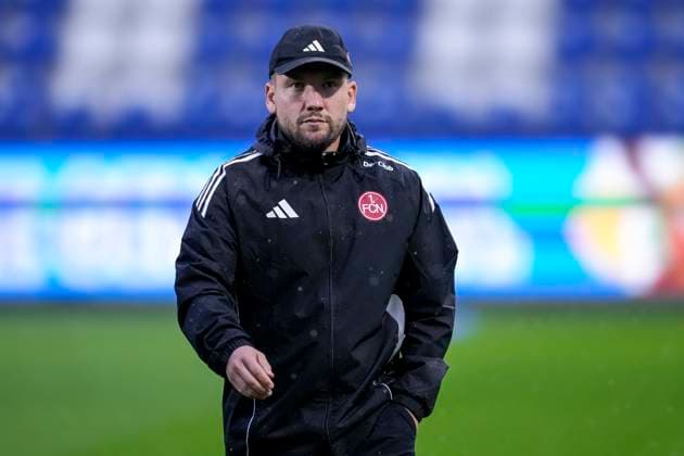 Thomas Oostendorp (Trainer, Cheftrainer, 1. FC Nürnberg), Einzelbild, Einzelfoto, Aktion, Action, 24.09.2025, Sinsheim (Hoffenheim) (Deutschland), Fussball, Google Pixel Frauen-Bundesliga, TSG 1899 Hoffenheim - 1. FC Nürnberg, DFB DFL REGULATIONS PROHIBIT ANY USE OF PHOTOGRAPHS AS IMAGE SEQUENCES AND OR QUASI-VIDEO.