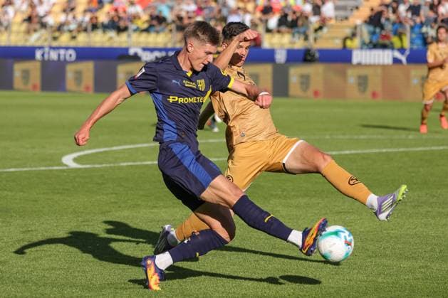 Parma s Adrian Benedyczak kicks the ball during Parma Calcio vs Spezia Calcio, Italian football Coppa Italia match in Parma, Italy, September 24 2025  Copyright: xLorenzoxCattani IPAxSportx xipa-agency.netx xx IPA_65686600 IPA_Agency_IPA65686600