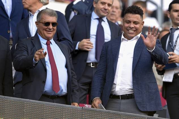Barcelona v Real Valladolid - La Liga BARCELONA, SPAIN - AUGUST 28: Barcelona s president Joan Laporta and Valladolid’s president Ronaldo waves during the the Spanish La Liga match between FC Barcelona, Barca vs Real Valladolid at the Spotify Camp Nou stadium on August 24, 2022 in Barcelona, Spain. Spain World. Editorial use only. Please get in touch for any other usage.  Copyright: x2025xAnadoluxAdriaxPuigx