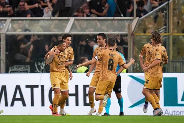 Spezia s Gianluca Lapadula celebrates after scoring the 2-2 goal for his team during the round of 32 Frecciarossa Italian Cup 2025 2026 soccer match between Parma and Spezia at Ennio Tardini Stadium in Parma, North Italy, Wednesday, September 24, 2025. Soccer  Copyright: xMassimoxPaolone LaPressex