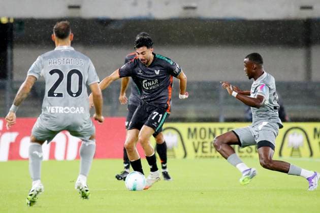 Kike Perez( 71 Venezia FC) Verona™s Cheikh Niasse during the Frecciarossa Italian Cup 2025 2026 soccer match between Hellas Verona and Venezia at Stadio Marcantonio Bentegodi in Verona , North Italy , Wednesday ,September 24, 2025. - Soccer  Copyright: xPaolaxGarbuio Lapressex