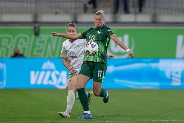 v.li.: Michelle Ulbrich (SV Werder Bremen, 5) und Alexandra Popp (VfL Wolfsburg, 11) im Zweikampf, Duell, Dynamik, Aktion, Action, Spielszene, DIE DFB-RICHTLINIEN UNTERSAGEN JEGLICHE NUTZUNG VON FOTOS ALS SEQUENZBILDER UND ODER VIDEOÄHNLICHE FOTOSTRECKEN. DFB REGULATIONS PROHIBIT ANY USE OF PHOTOGRAPHS AS IMAGE SEQUENCES AND OR QUASI-VIDEO., 24.09.2025, Wolfsburg (Deutschland), Fussball, Google Pixel Frauen-Bundesliga, VfL Wolfsburg - SV Werder Bremen