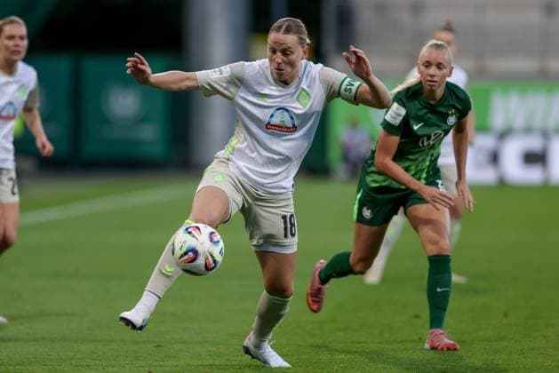 Lina Hausicke (SV Werder Bremen, 18) am Ball, Einzelbild, Ganzkörper, Aktion, Action, Spielszene, DIE DFB-RICHTLINIEN UNTERSAGEN JEGLICHE NUTZUNG VON FOTOS ALS SEQUENZBILDER UND ODER VIDEOÄHNLICHE FOTOSTRECKEN. DFB REGULATIONS PROHIBIT ANY USE OF PHOTOGRAPHS AS IMAGE SEQUENCES AND OR QUASI-VIDEO., 24.09.2025, Wolfsburg (Deutschland), Fussball, Google Pixel Frauen-Bundesliga, VfL Wolfsburg - SV Werder Bremen