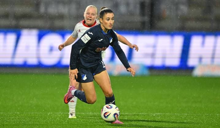 24.09.2025 - Fussball - Saison 2025 2026 - 1. Google Pixel Frauen Bundesliga - 04. Spieltag: TSG Hoffenheim - 1. FC Nürnberg FCN ( Club Clubfrauen ) - Sportfoto Zink - xwoxzix - Janna Grimm (26, TSG Hoffenheim ) vor Aleigh Gambone (16, 1. FC Nürnberg FCN )