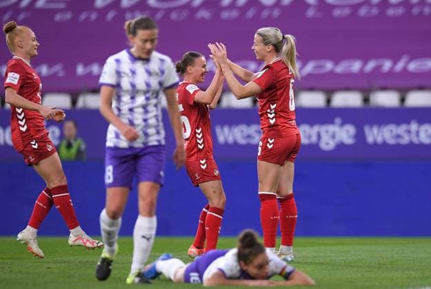 Fußball Google Pixel Frauen-Bundesliga Saison 2025 2026 4. Spieltag: SGS Essen - 1. FC Köln am 24.09.2025 im Stadion an der Hafenstraße in Essen Sandra Maria Jessen ( 1. FC Köln ), rechts freut sich über das 0:1 DFB regulations prohibit any use of photographs as image sequences and or quasi-video. Nordrhein-Westfalen Deutschland