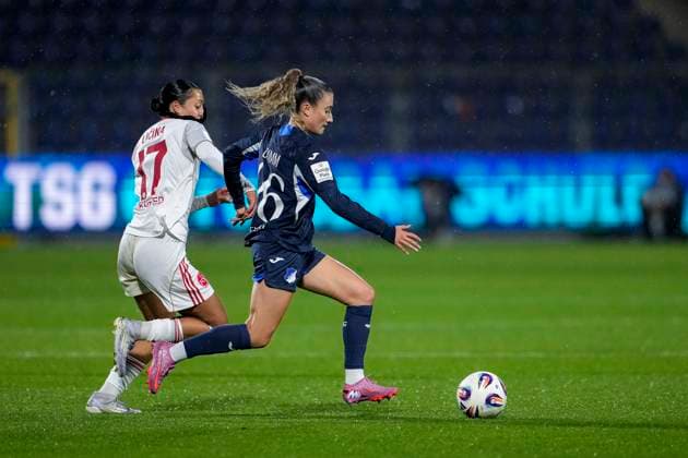 v.li.: Selma Licina (FCN, 17), Janna Grimm (TSG, 26), Zweikampf, Spielszene, Duell, duel, tackle, tackling, Dynamik, Action, Aktion, 24.09.2025, Sinsheim (Hoffenheim) (Deutschland), Fussball, Google Pixel Frauen-Bundesliga, TSG 1899 Hoffenheim - 1. FC Nürnberg, DFB DFL REGULATIONS PROHIBIT ANY USE OF PHOTOGRAPHS AS IMAGE SEQUENCES AND OR QUASI-VIDEO.