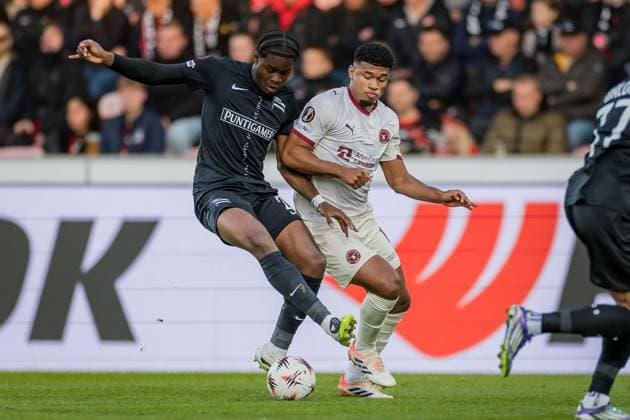 SOCCER - UEFA EL, Midtjylland vs Sturm HERNING,DENMARK,24.SEP.25 - SOCCER - UEFA Europa League, FC Midtjylland vs SK Sturm Graz. Image shows Tochi Chukwuani (Sturm) and Pedro Bravo (Midtjylland).  GEPAxpictures xMatthiasxTrinkl