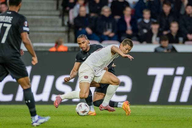 SOCCER - UEFA EL, Midtjylland vs Sturm HERNING,DENMARK,24.SEP.25 - SOCCER - UEFA Europa League, FC Midtjylland vs SK Sturm Graz. Image shows Emanuel Aiwu (Sturm) and Gue-Sung Cho (Midtjylland).  GEPAxpictures xMatthiasxTrinkl