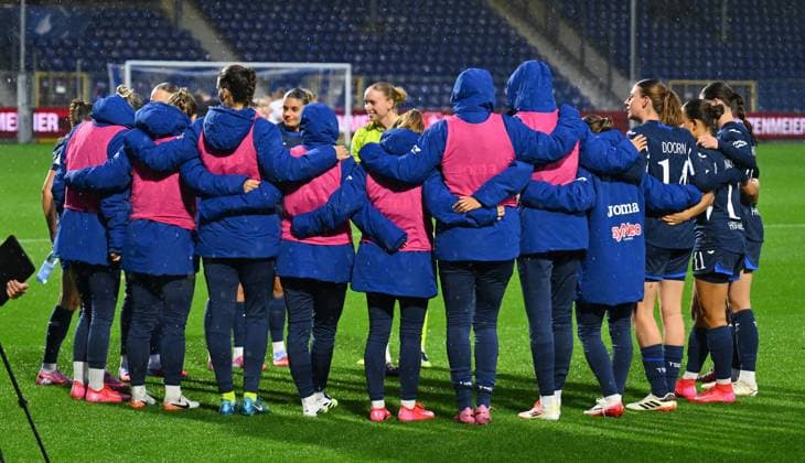 24.09.2025 - Fussball - Saison 2025 2026 - 1. Google Pixel Frauen Bundesliga - 04. Spieltag: TSG Hoffenheim - 1. FC Nürnberg FCN ( Club Clubfrauen ) - Sportfoto Zink - xwoxzix - Teamkreis Mannschaft Team TSG