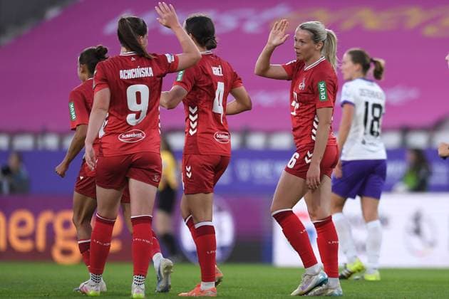 Fußball Google Pixel Frauen-Bundesliga Saison 2025 2026 4. Spieltag: SGS Essen - 1. FC Köln am 24.09.2025 im Stadion an der Hafenstraße in Essen Sandra Maria Jessen ( 1. FC Köln ), rechts freut sich über das 0:2 - Adriana Achcinski ( 1. FC Köln ), links DFB regulations prohibit any use of photographs as image sequences and or quasi-video. Nordrhein-Westfalen Deutschland